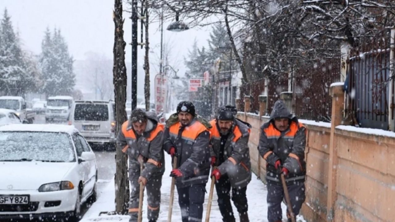 Yeşilyurt Belediyesi ekipleri, kar yağışına hızla müdahale ediyor