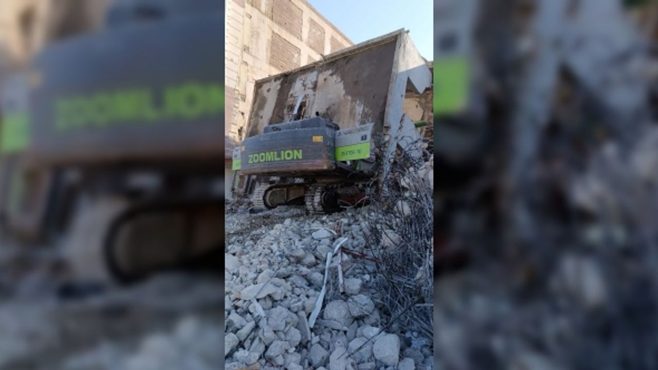 Yıkım esnasında bina iş makinesinin üzerine çöktü, operatör yaralandı