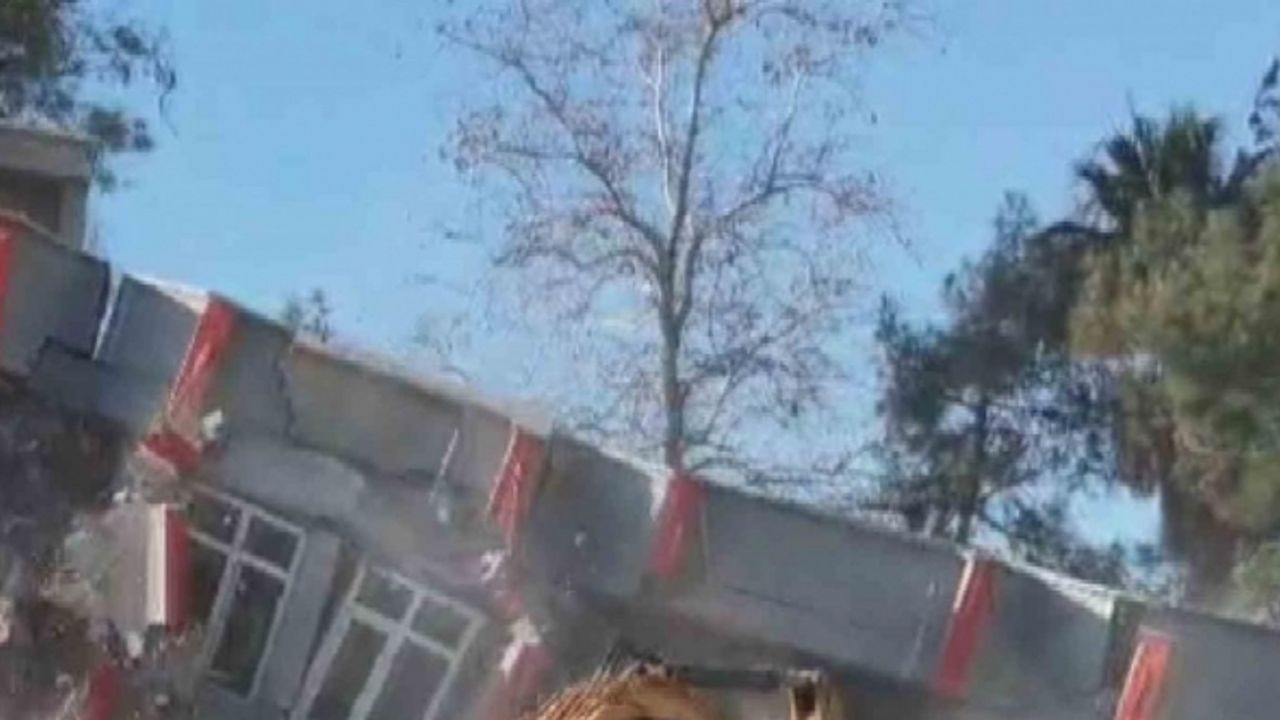 Yıktığı binanın altında kalmaktan son anda kurtuldu, panik anı kamerada