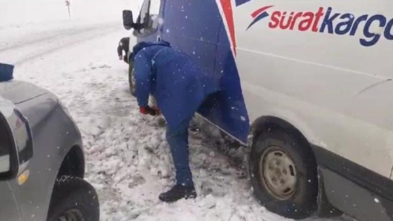 Yoğun kar yağışı nedeniyle Panor Dağı bölgesinde araçlar mahsur kaldı