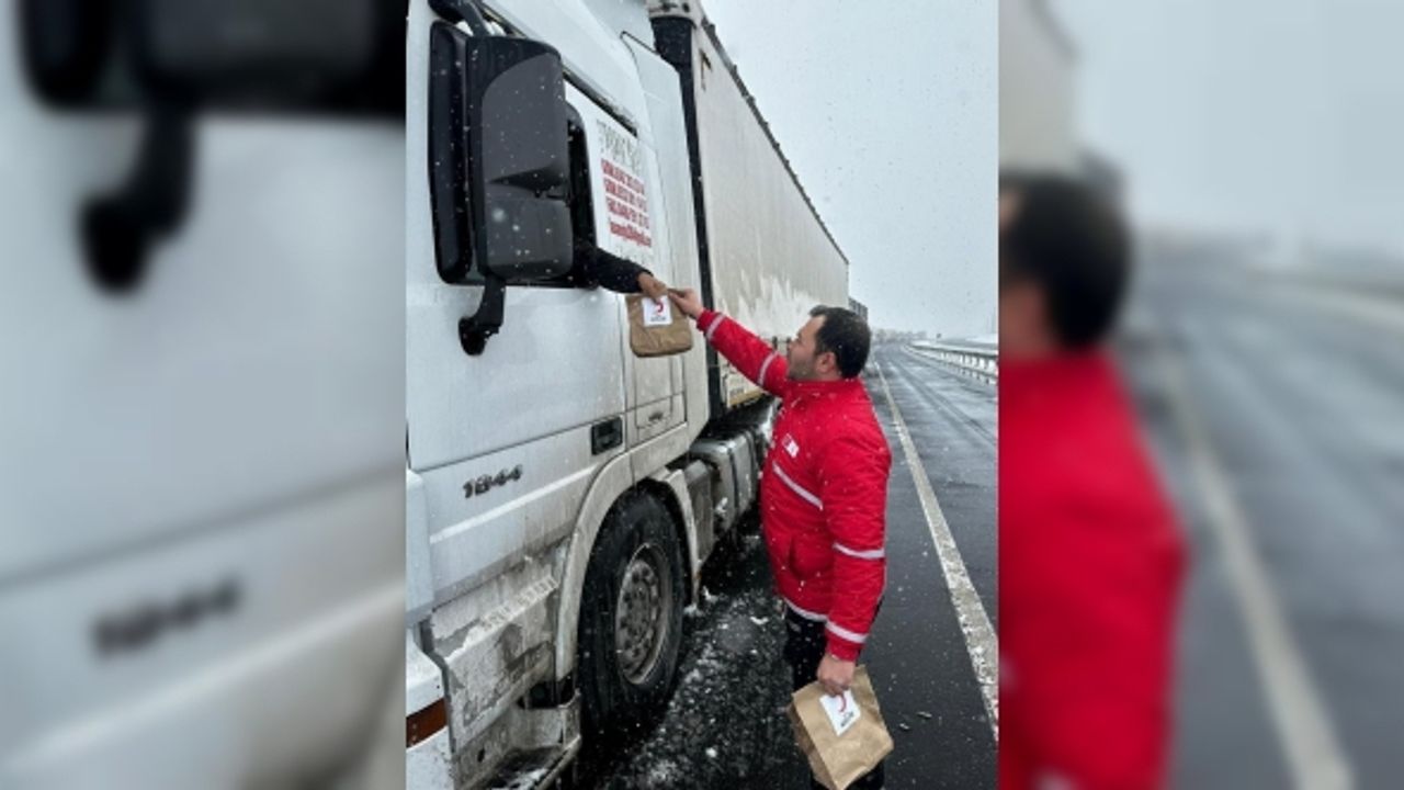 Yolda kalan araçlardaki vatandaşlara sıcak çay ve çorba ikramı