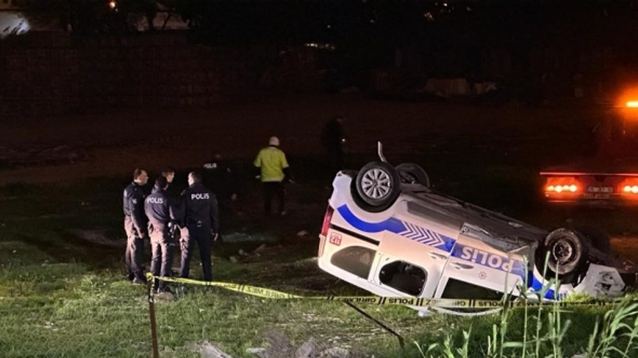 Yolda köpeğe çarpan polis aracı şarampole uçtu: 3 polis yaralı