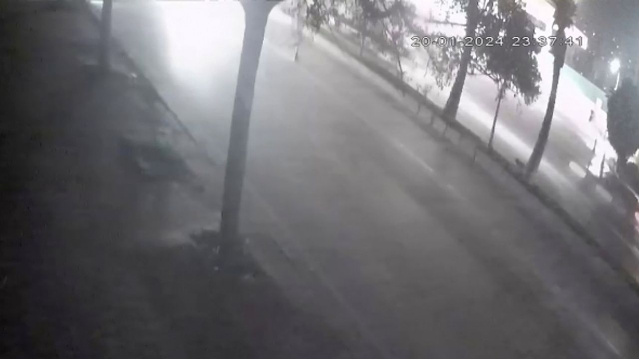 Yolun karşısına geçmeye çalışırken 2 otomobilin altında kalıp hayatını kaybetti