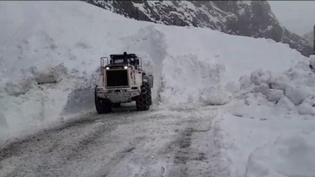 Yüksekova’da düşen çığ nedeniyle kapanan yol ulaşıma açıldı