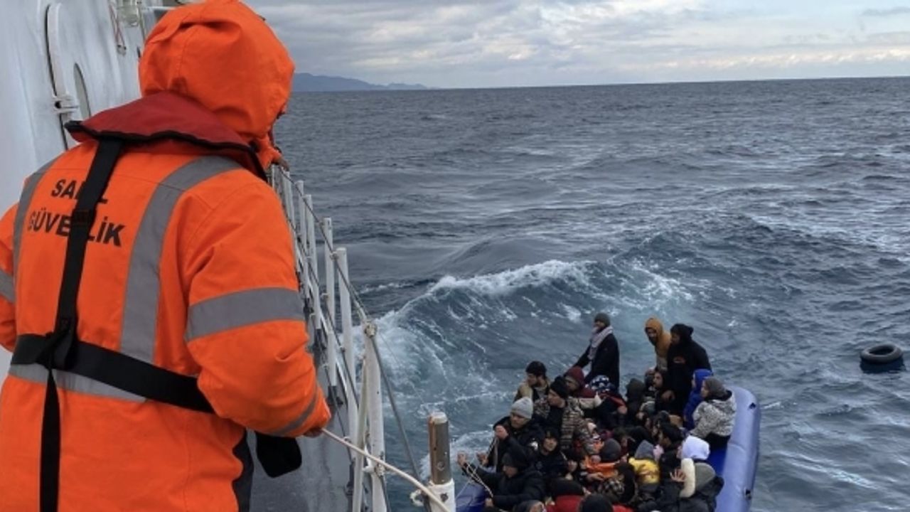 Yunan unsurlarınca ölüme terk edilen 56 kaçak göçmen kurtarıldı