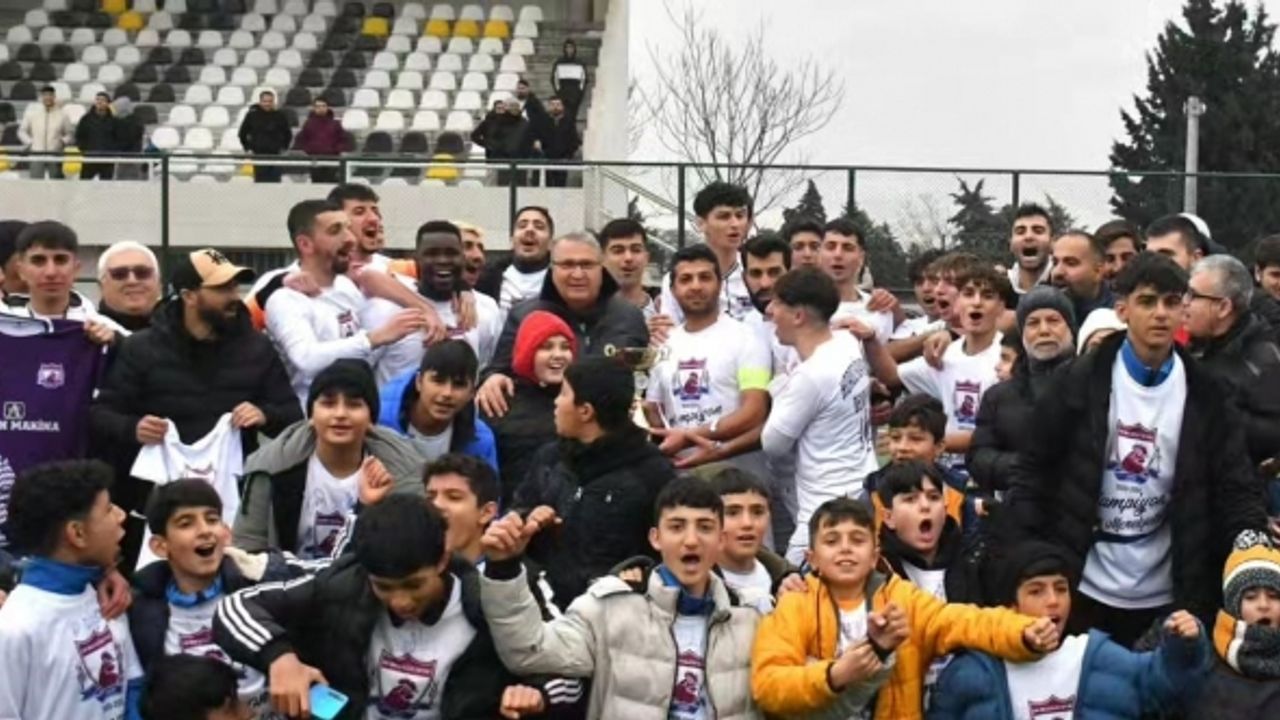 Yuntdağspor ve Horozköyspor’un Şampiyonluk Kupaları Başkan Çerçi’den