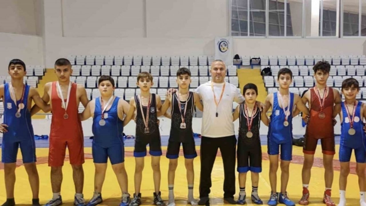 Yunusemre’nin altyapı güreşçileri Türkiye Şampiyonalarına damga vuruyor