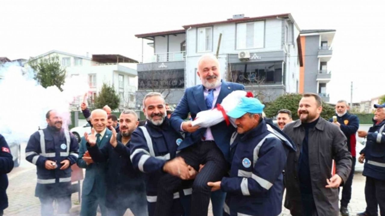 Yüzde 60 zam alan işçileri belediye başkanını omuzlarda taşıdı