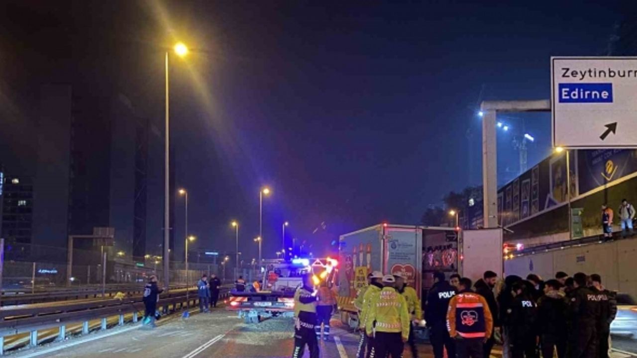 Zeytinburnu E-5 Karayolu’nda lüks otomobil yol bakım aracına çarptı: 5 yaralı