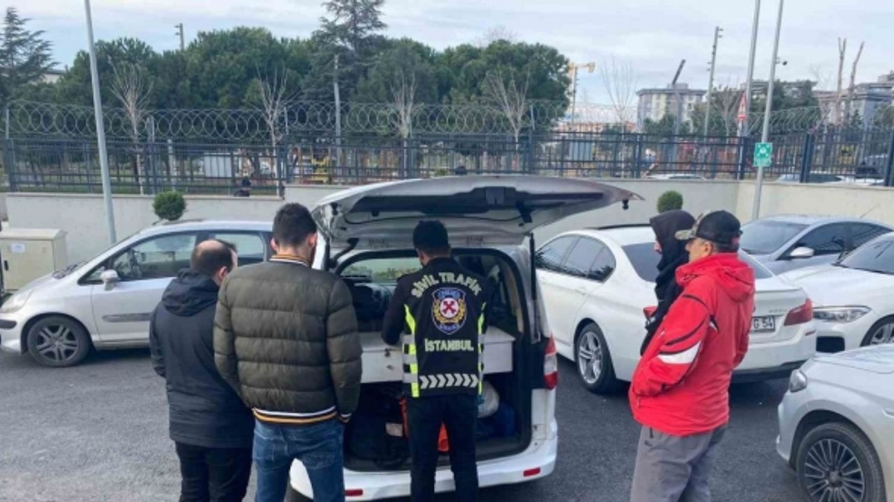 Zeytinburnu’nda düğün konvoyunda caddeyi kapatıp, etrafa para saçan şahıslara ceza yağdı