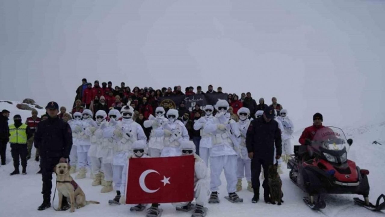 Zigana Dağı’nda JAK timlerinden üniversite öğrencilerine çığda arama eğitimi
