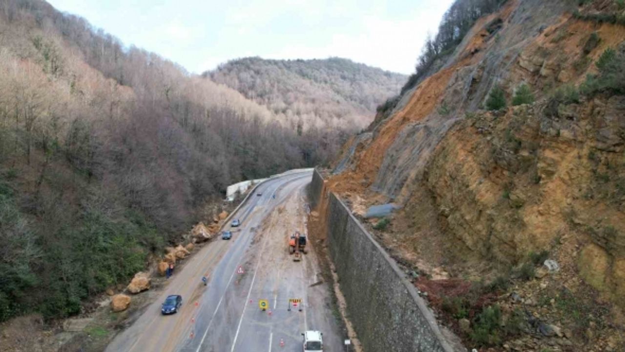 Zonguldak-Ankara kara yolundaki heyelan temizleme çalışmaları havadan görüntülendi