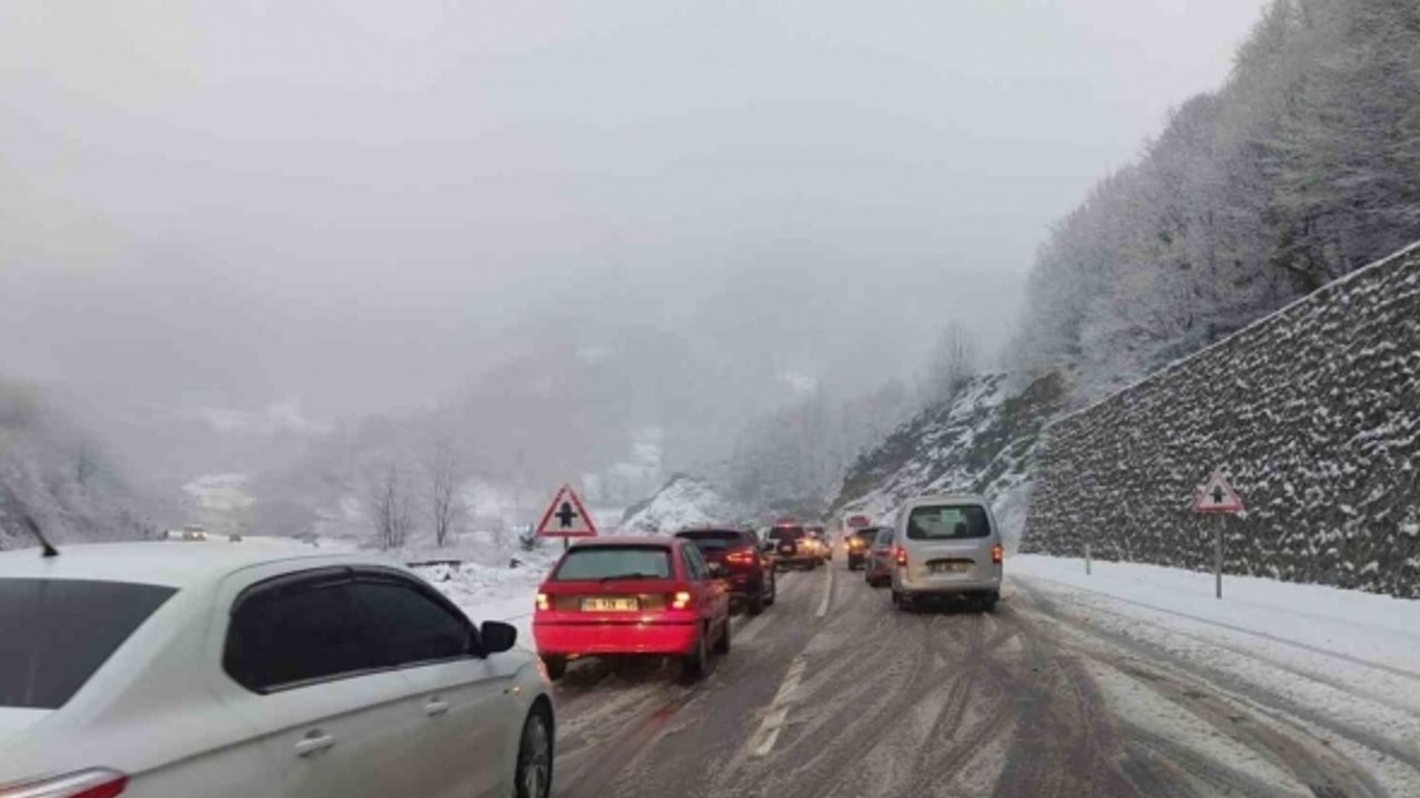 Zonguldak’ta kar yağışı etkili oldu: Karayolunda uzun araç kuyrukları oluştu