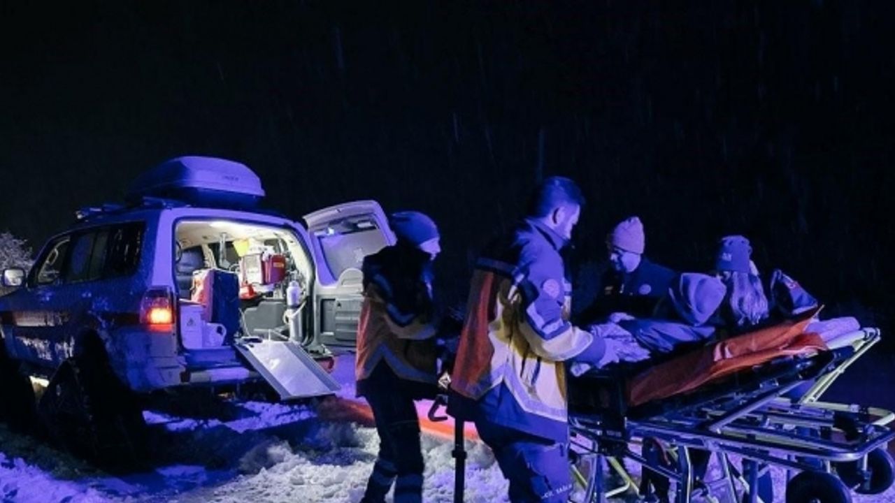Zorlu kış şartlarında paletli ambulans ile 72 yaşındaki hastaya ulaştılar