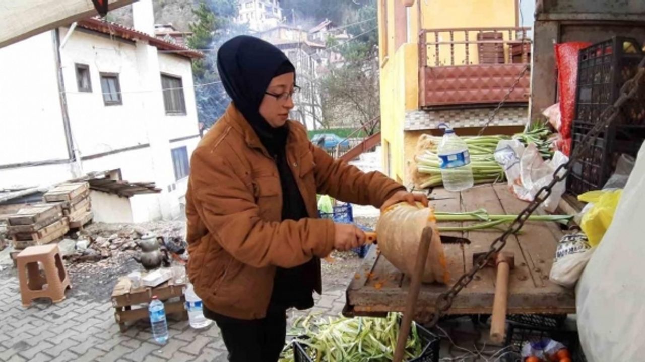 18 yaşındaki genç kız 7 yaşından beri pazar tezgahının başında