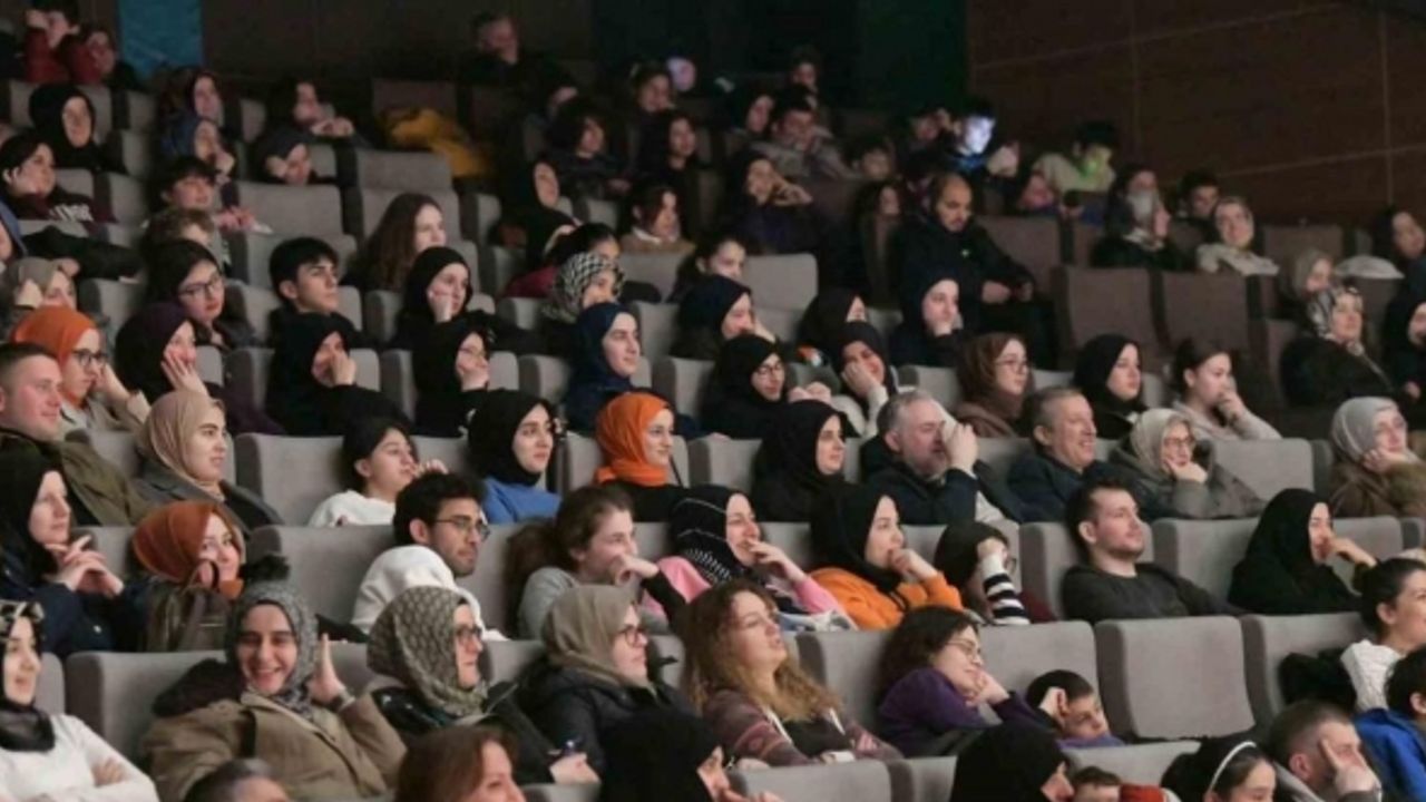 28 Şubat döneminin anlatıldığı "Bin Yıl" oyunu Başiskele’de sahnelendi