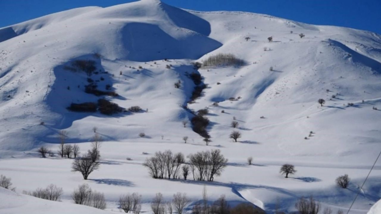 2 bin 350 rakımlı köyde kar kalınlığı 4 metreye ulaştı