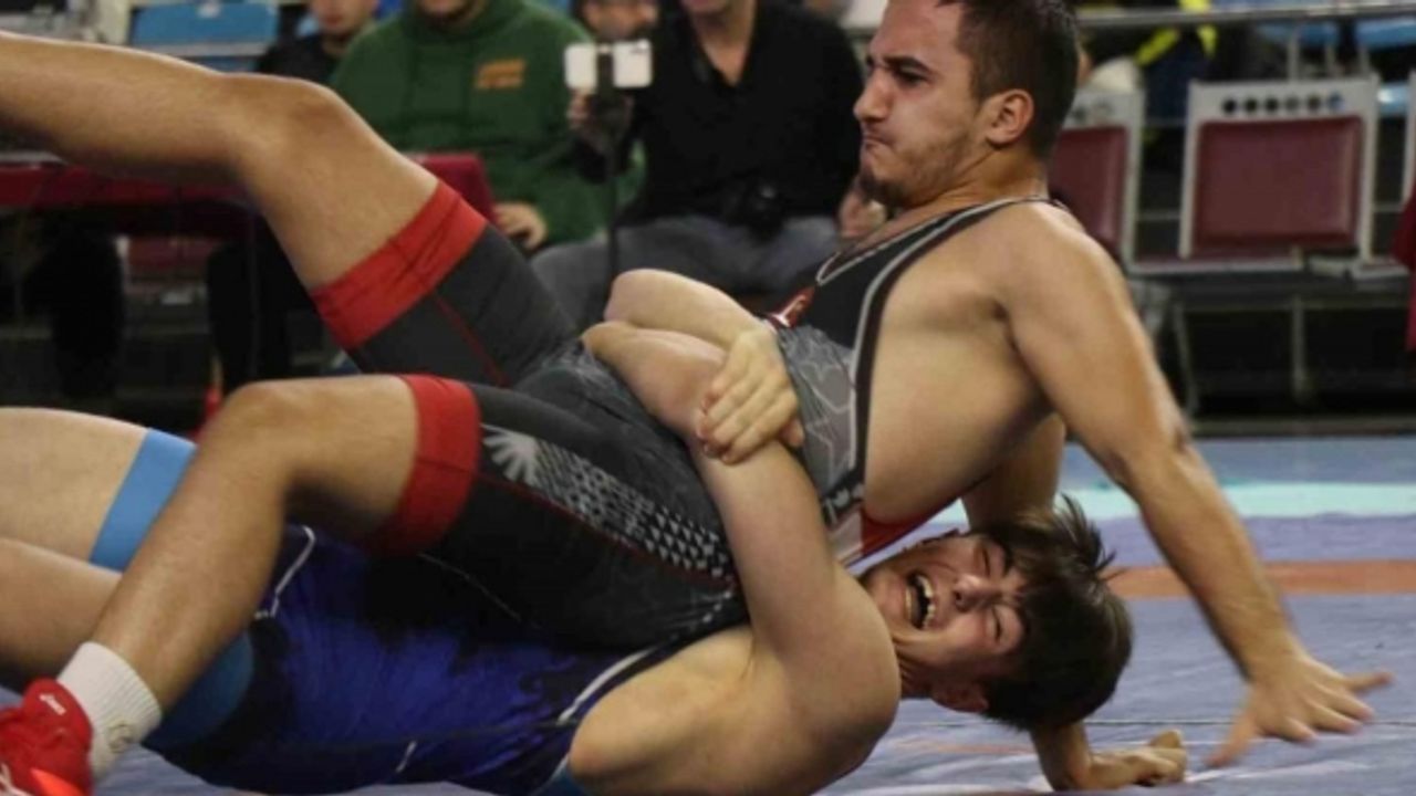 450 sporcu dereceye girmek için minderde ter döküyor