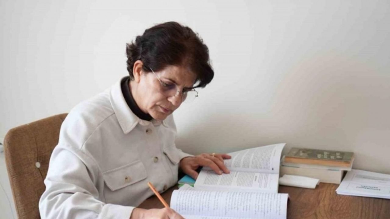 60 yaşında üniversiteyi bitirdi, şimdi gönüllü öğretmen olmak istiyor