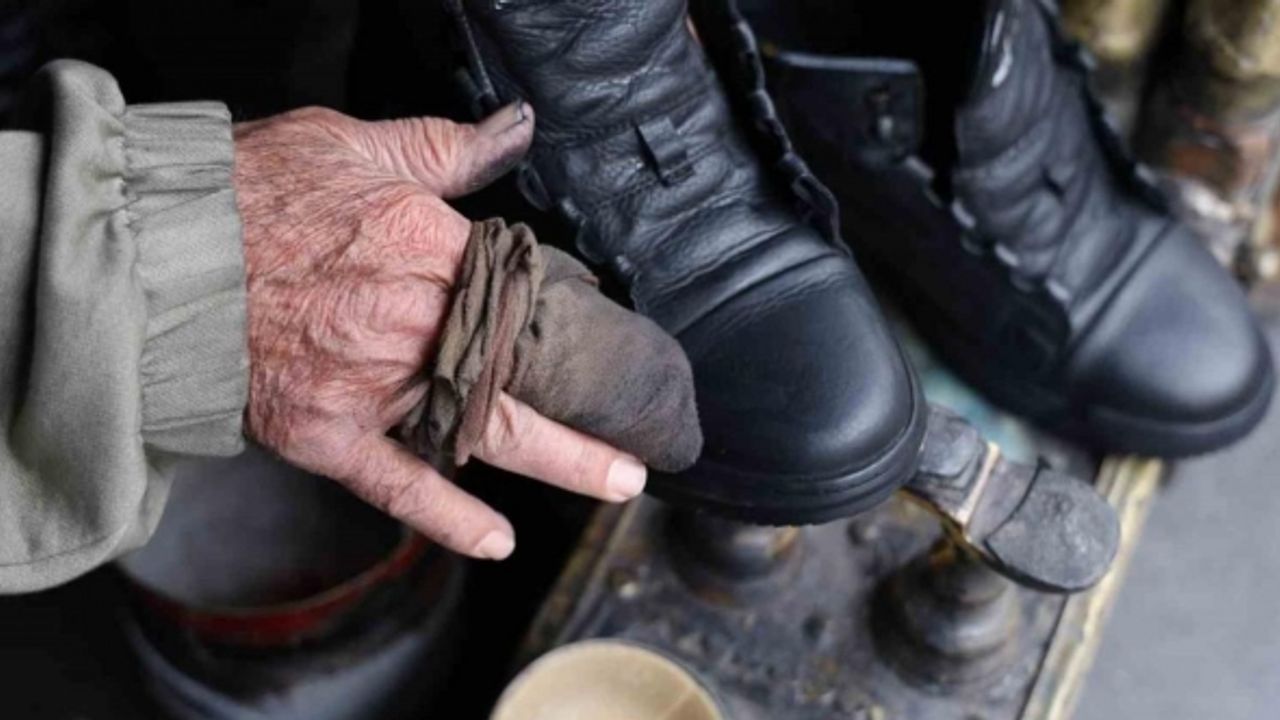 73 yaşındaki “Boyacı Mehmet dayı” 46 yıldır aynı yerde ayakkabı boyuyor