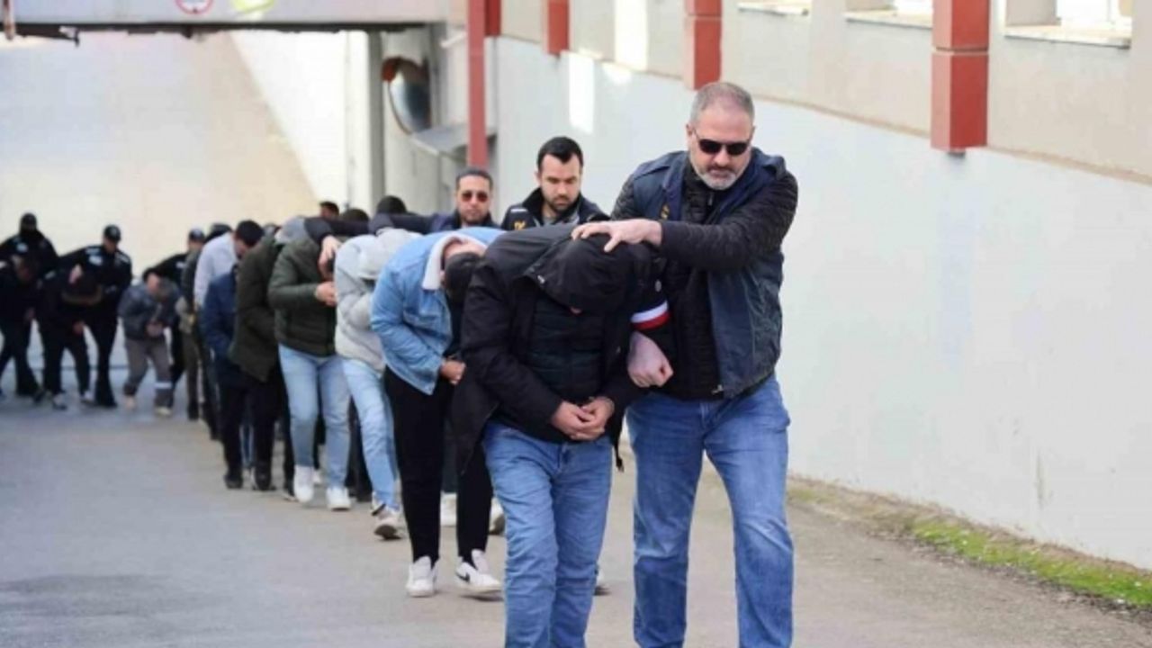 Adana’da “SİBERGÖZ-21” operasyonunda yakalanan 21 kişi tutuklandı