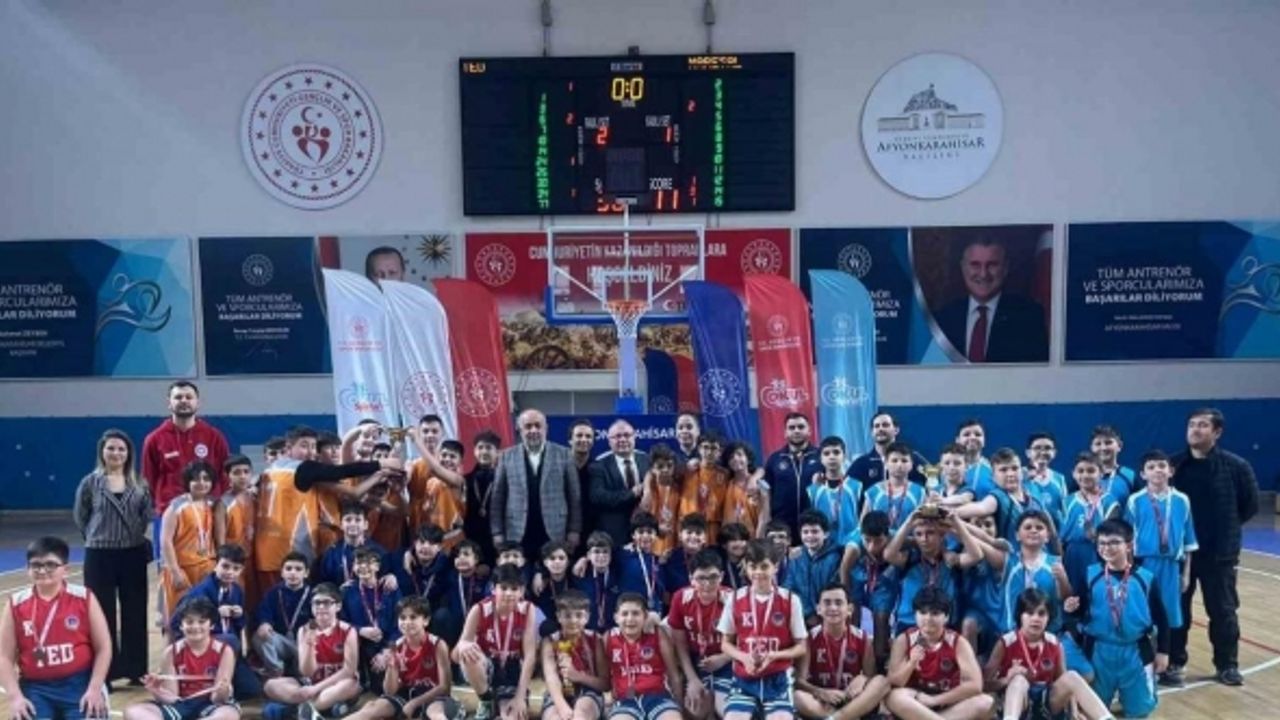 Afyonkarahisar’da okul sporları küçükler basketbol müsabakaları tamamlandı