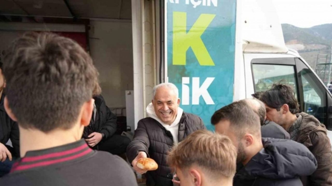 AK Parti’den maçın devre arasında taraftarlara çay simit ikramı