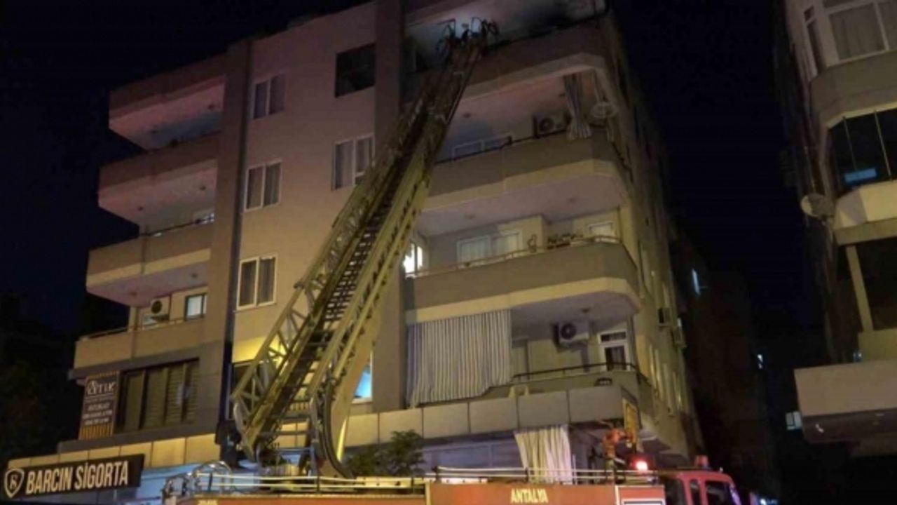 Alanya’da dört katlı binanın en üst katındaki yangın korkuttu