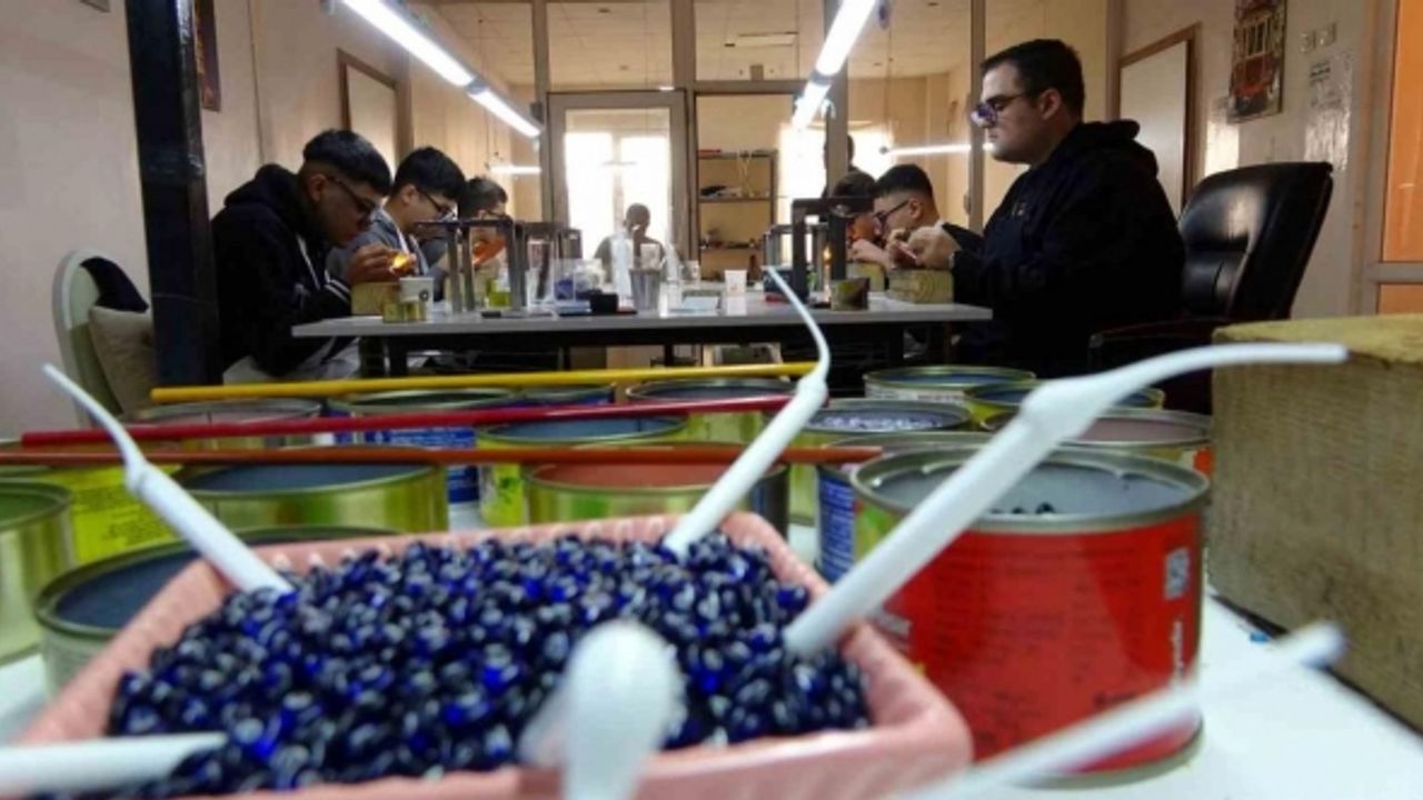 Alevde işlenen camlar, gümüş ile birleşip ziynet eşyasına dönüşüyor