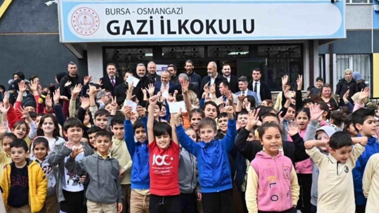 Alinur Aktaş’tan ders başı yapan öğrencileri ziyaret etti