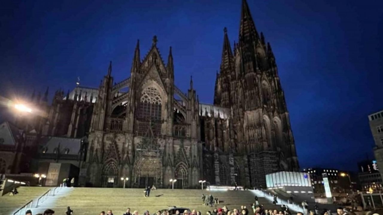 Almanya’da 6 Şubat depreminin yıldönümünde tarihi Dom Katedrali önünde anma programı