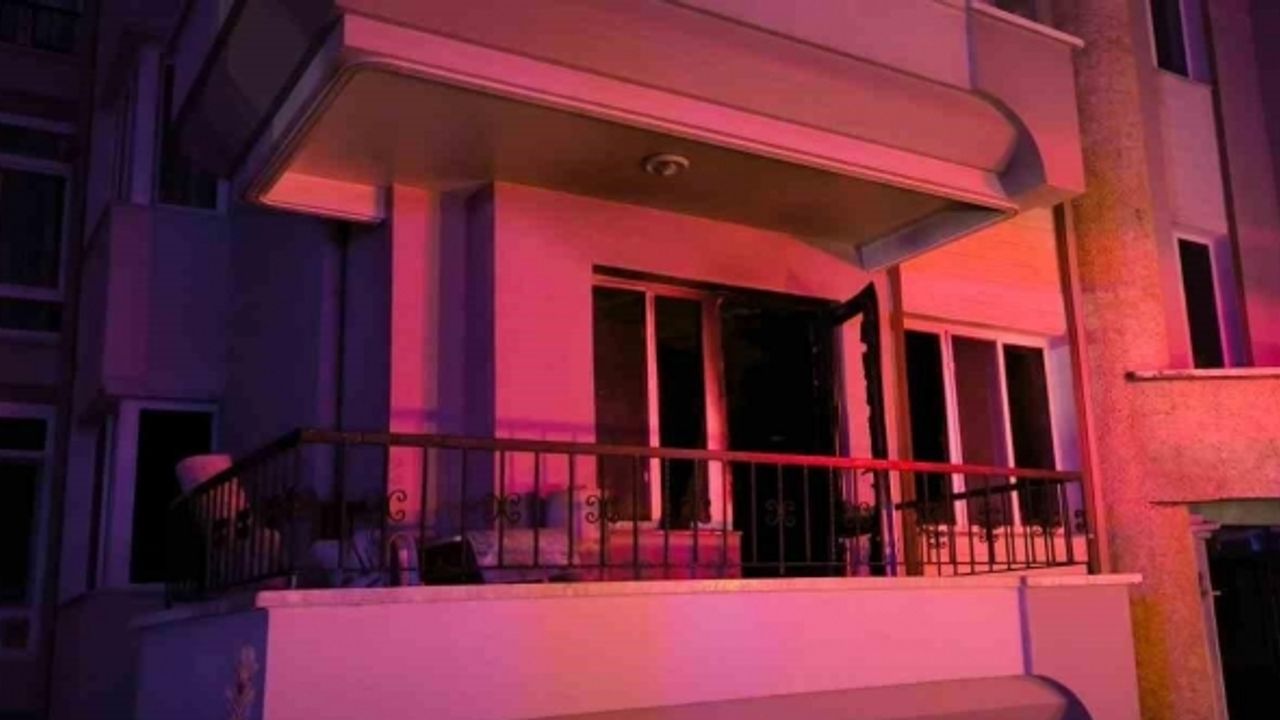 Apartmanda çıkan yangında 10 kişi dumandan etkilenerek hastanelik oldu