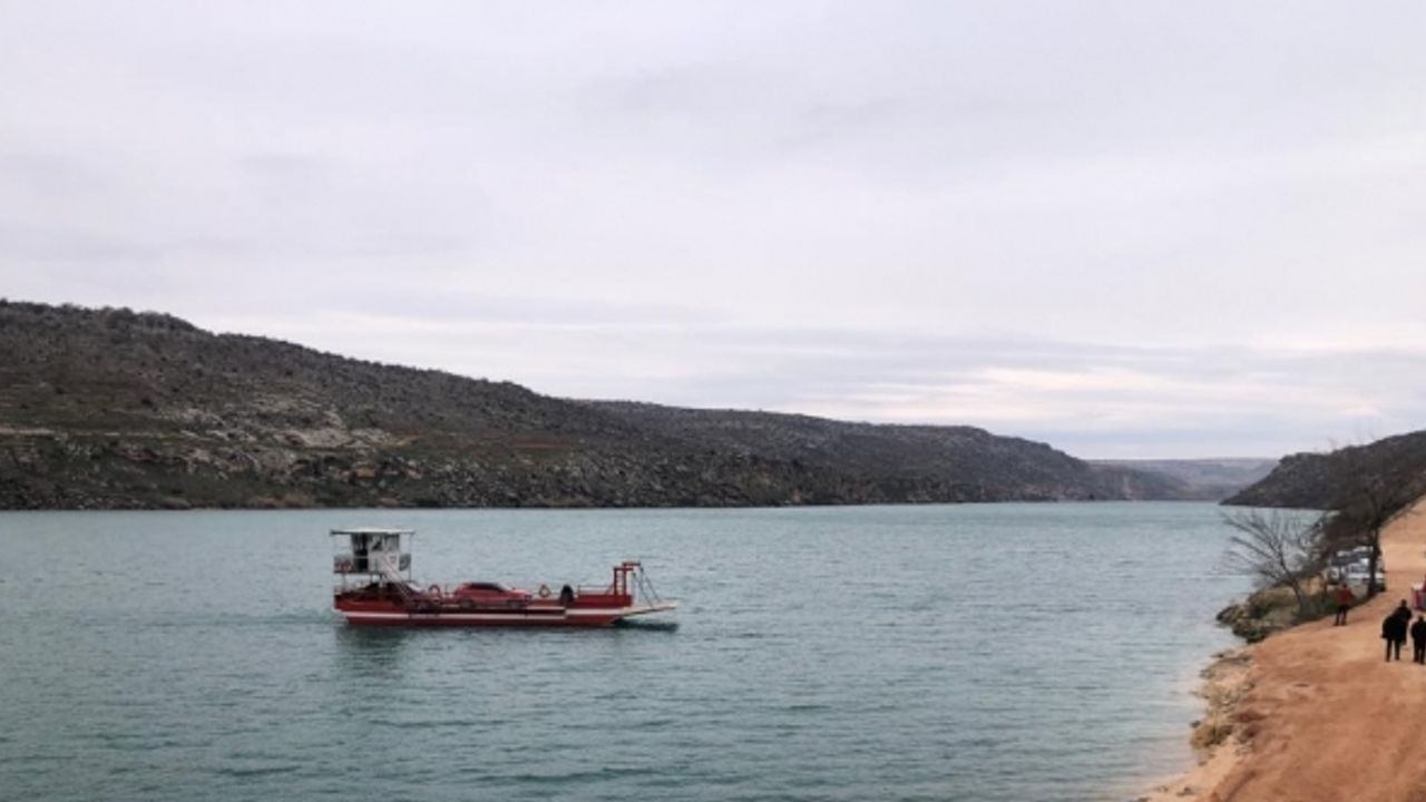 Arabalı feribotla Şanlıurfa’dan Gaziantep’e 5 dakikada ulaşılıyor