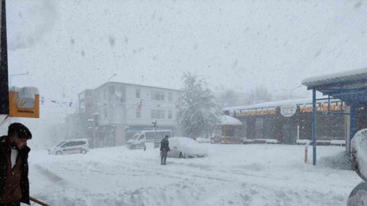 Ardahan’da eğitime kar ve tipi engeli