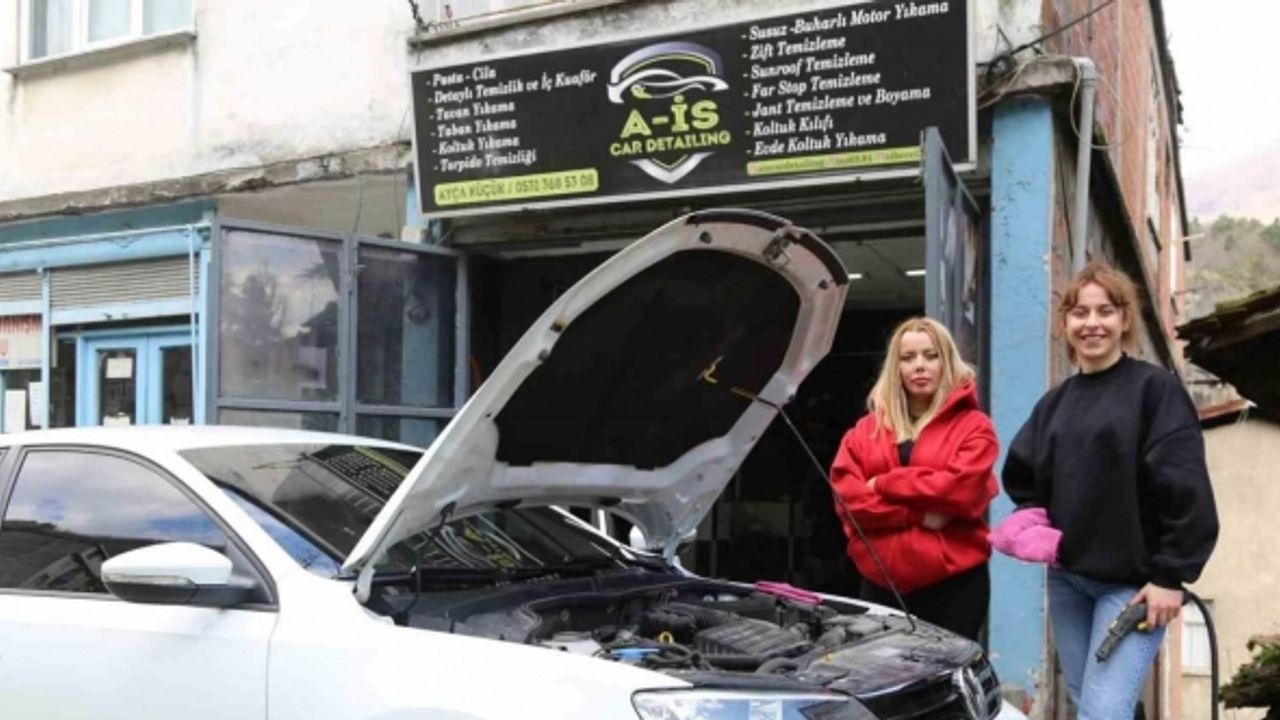 Artvinli kız kardeşler ojeli parmaklarla oto kuaför işi yapıyor