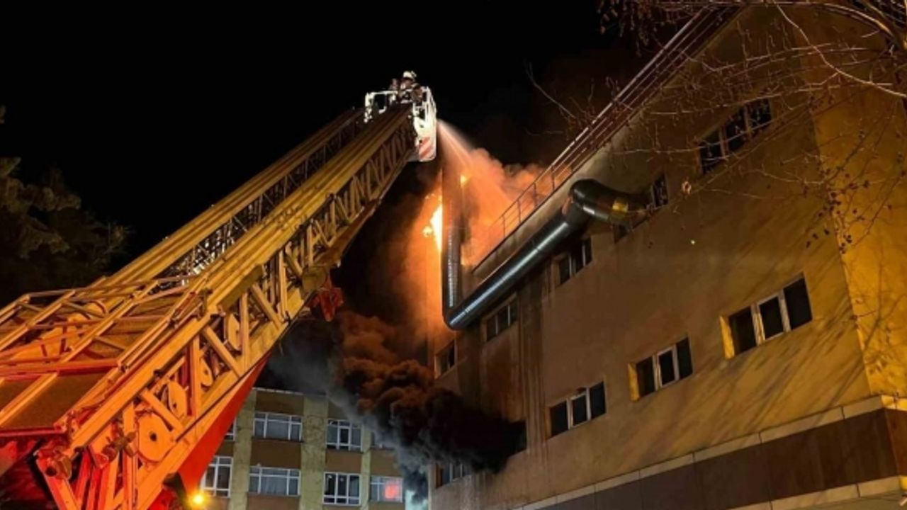 Avcılar’da tekstil imalathanesinde korkutan yangın: 4 katlı bina alev alev yandı
