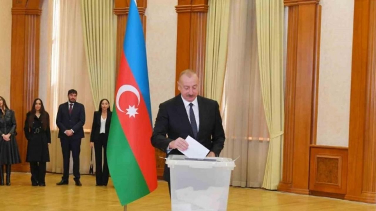 Azerbaycan Cumhurbaşkanı Aliyev, oyunu işgalden kurtarılan Hankendi’de kullandı