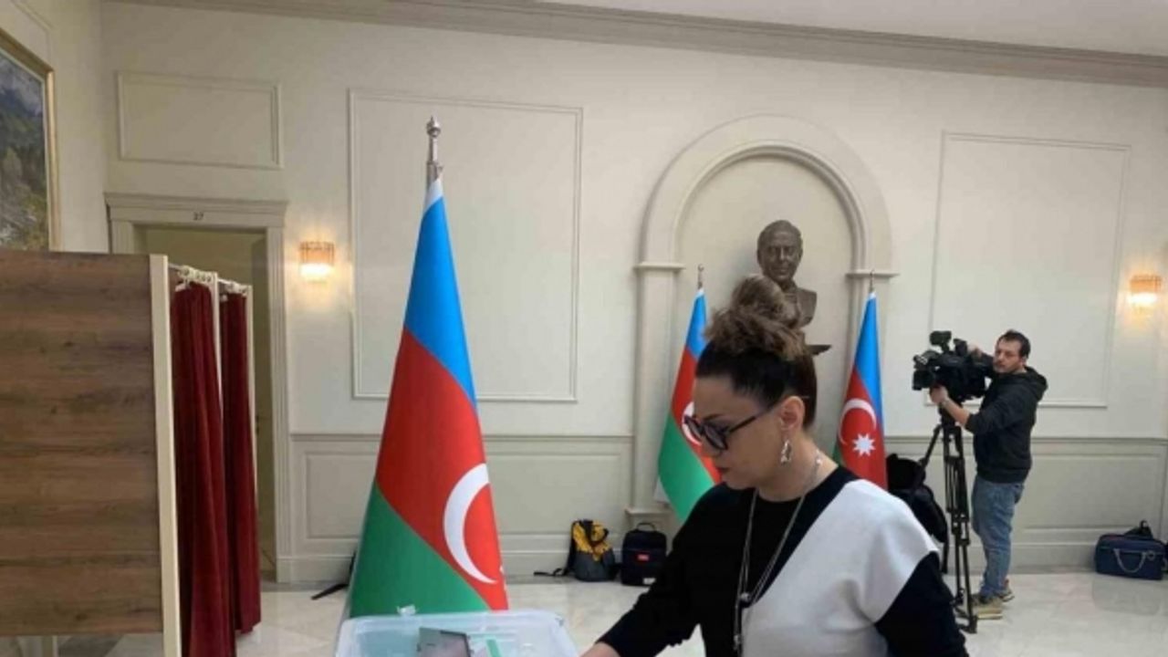 Azerbaycanlılar ülkelerindeki seçim için Ankara’da sandık başına gidiyor
