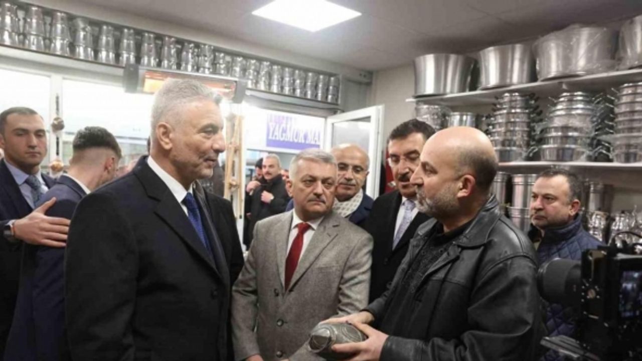 Bakan Bolat, Malatya’da geçici işyerlerindeki esnafları ziyaret etti