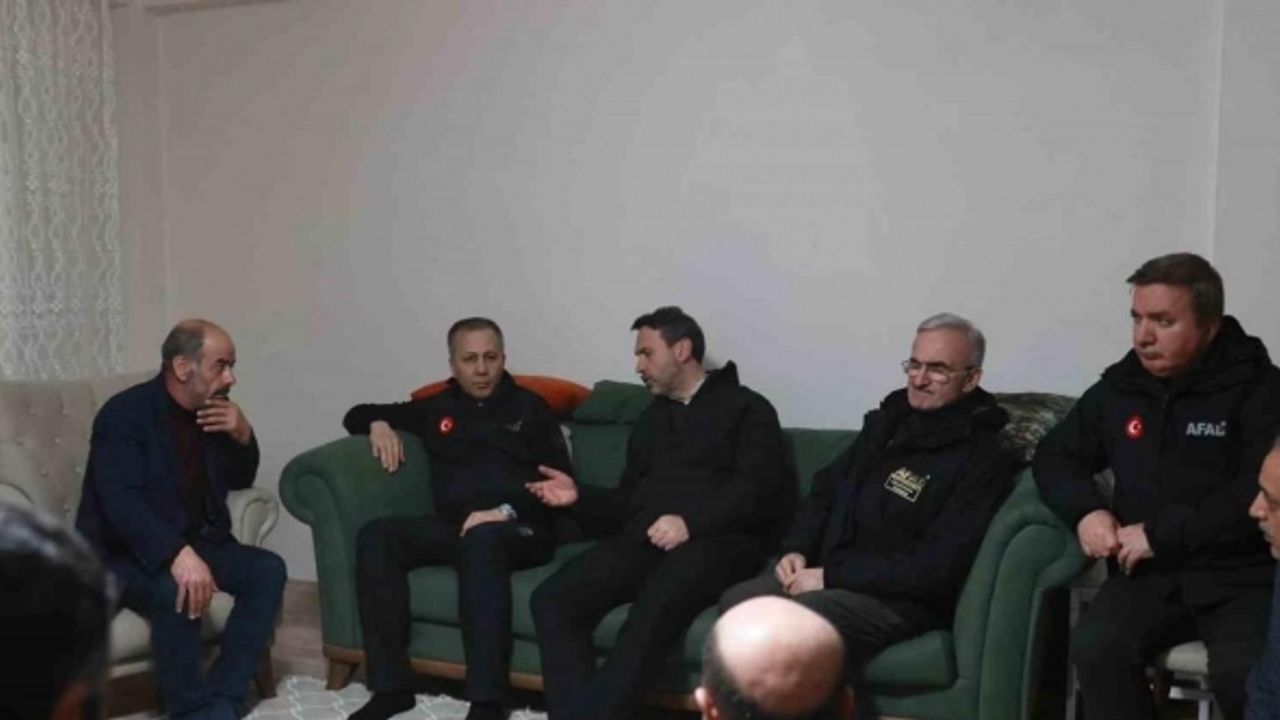 Bakan Yerlikaya ile Bakan Bayraktar’dan madencilerin ailelerine geçmiş olsun ziyareti