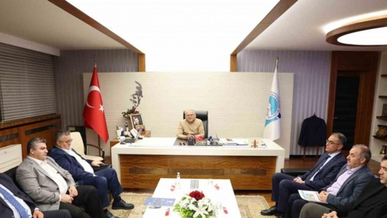 Başkan Büyükkılıç’tan kurmayları ile bir gece mesaisi daha