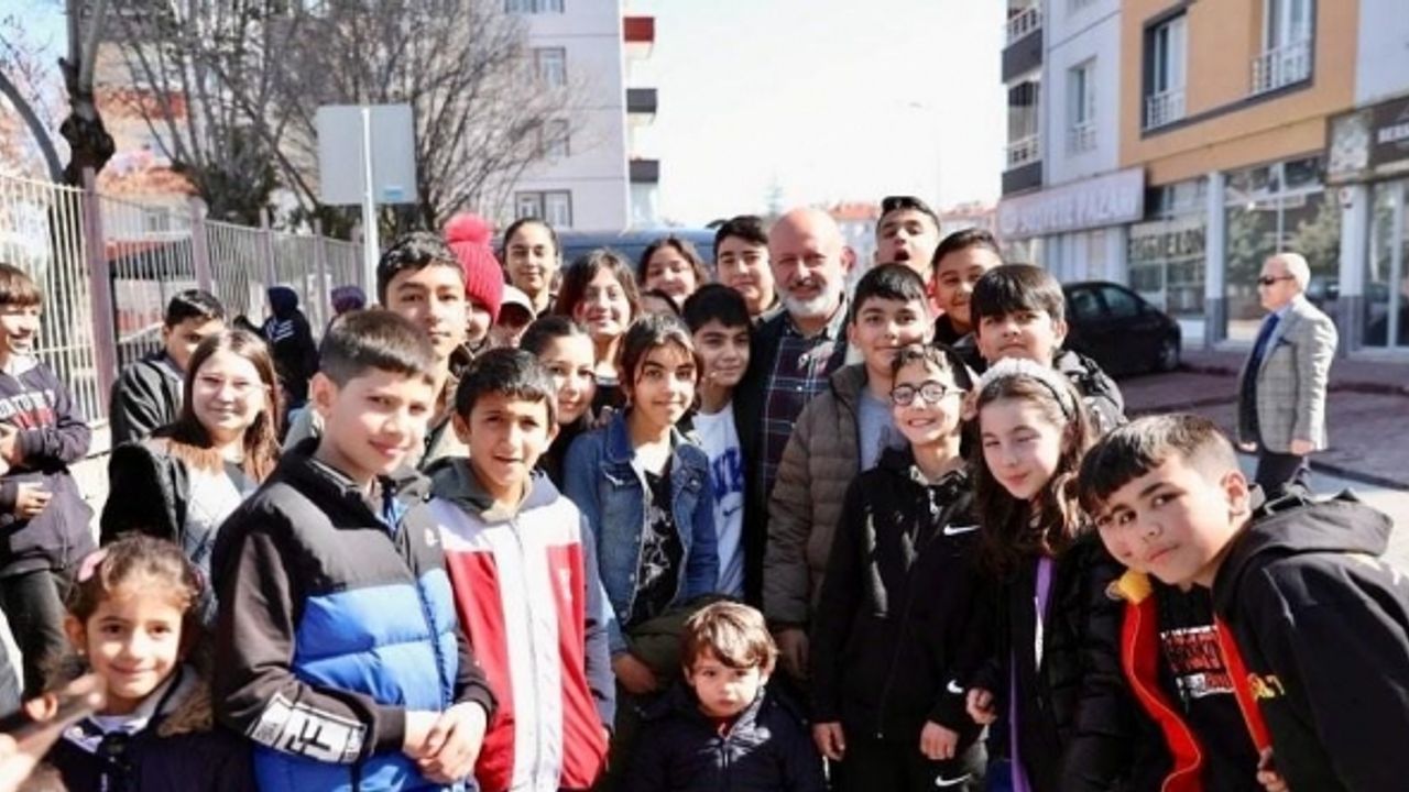 Başkan Çolakbayrakdar: "Çocuklarımızın hem yüzünü güldürüyoruz hem de geleceğe hazırlıyoruz"