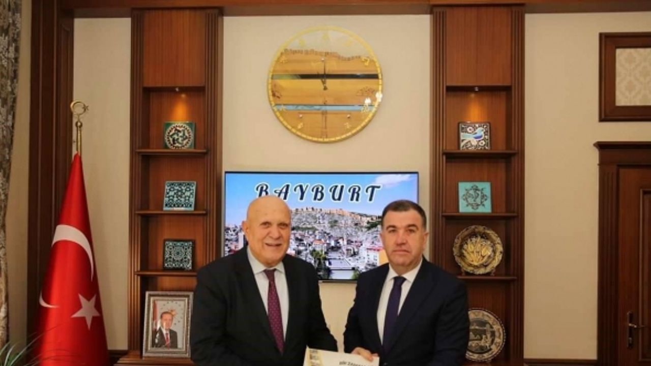 Başkan Pekmezci Bayburt Belediyesinin yeni yayınlandığı kitabı Vali Eldivan’a hediye etti