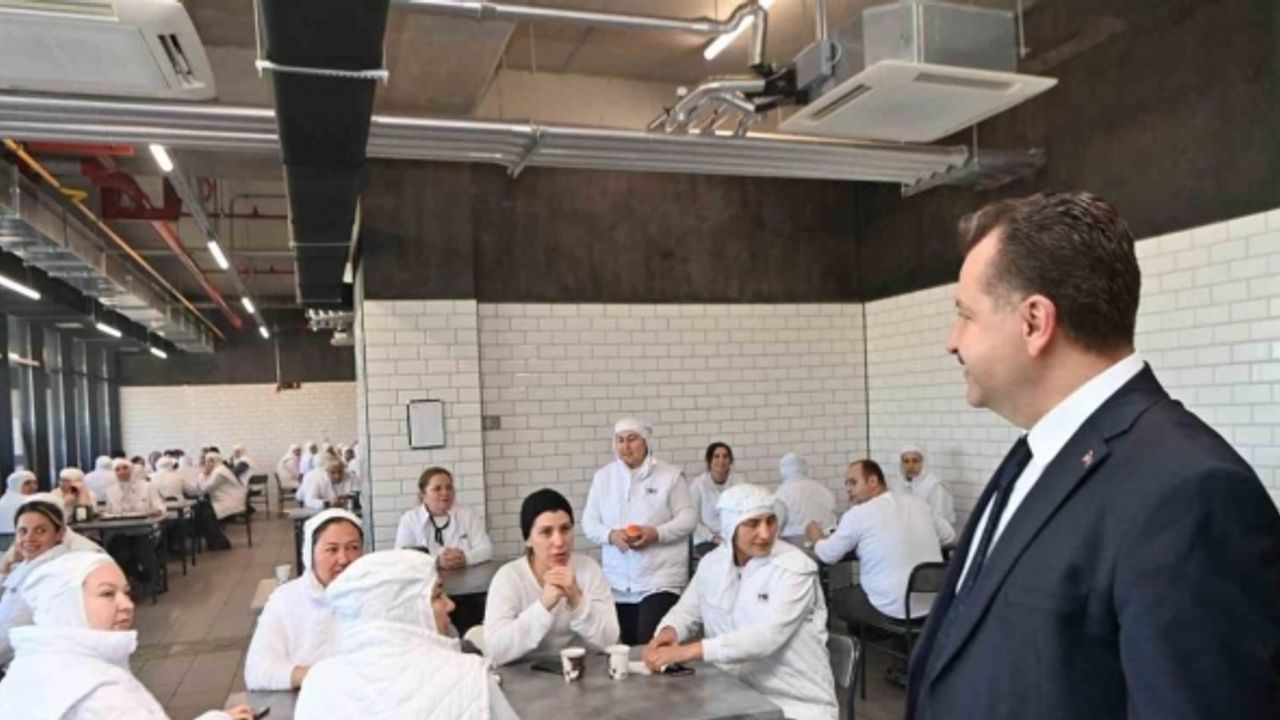 Başkan Yılmaz, ziyaret ettiği işçileri kahve içmeye davet etti