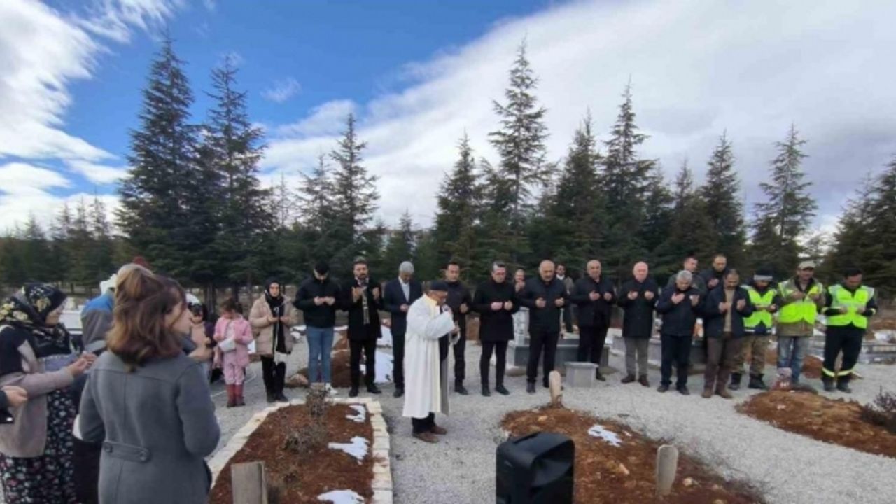 Başkan Zelyurt, Doğanşehir’de depremde hayatını kaybedenlerin mezarlarını ziyaret etti