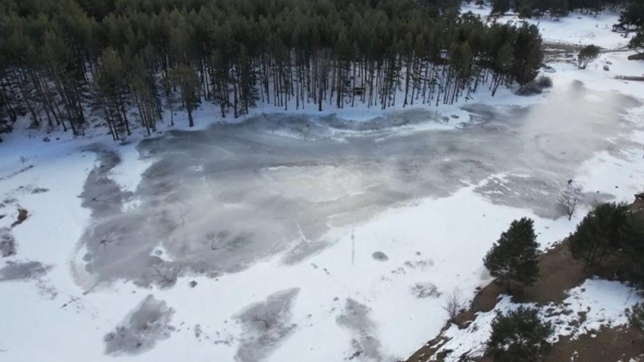 Beyaza bürünen Karagöl Jeositi kamp yapmak isteyenlerin uğrak yeri oldu
