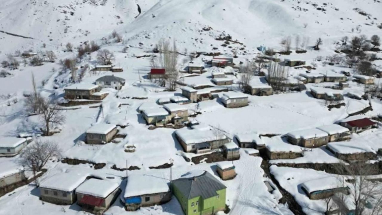 Beytüşşebap’ın 150 haneli köyünde tek katlı evler kara teslim oldu