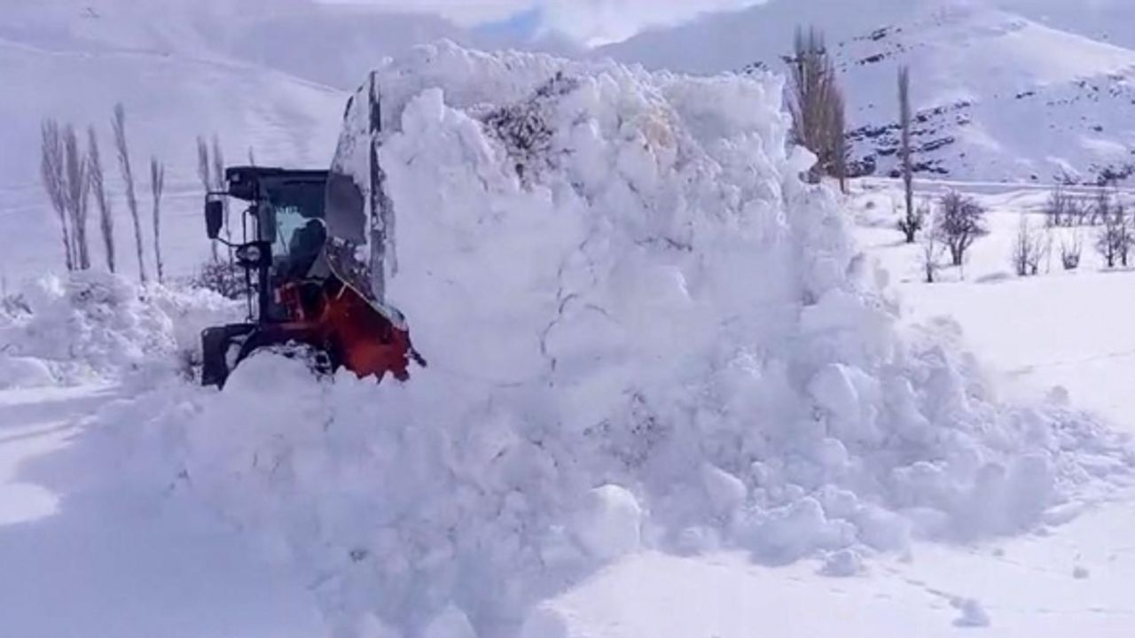 Beytüşşebap’ta kar nedeniyle kapalı olan iki mezra yolu ulaşıma açıldı