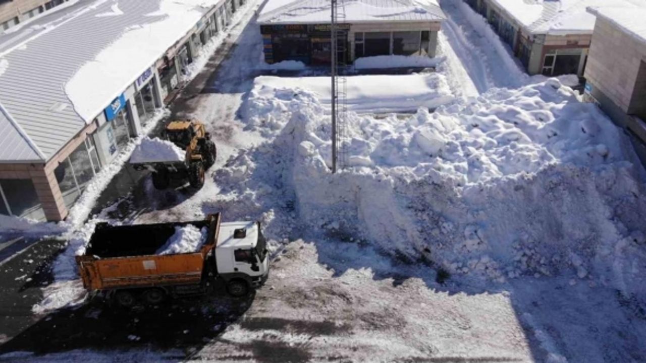 Bitlis’te kamyonlar kar taşınıyor