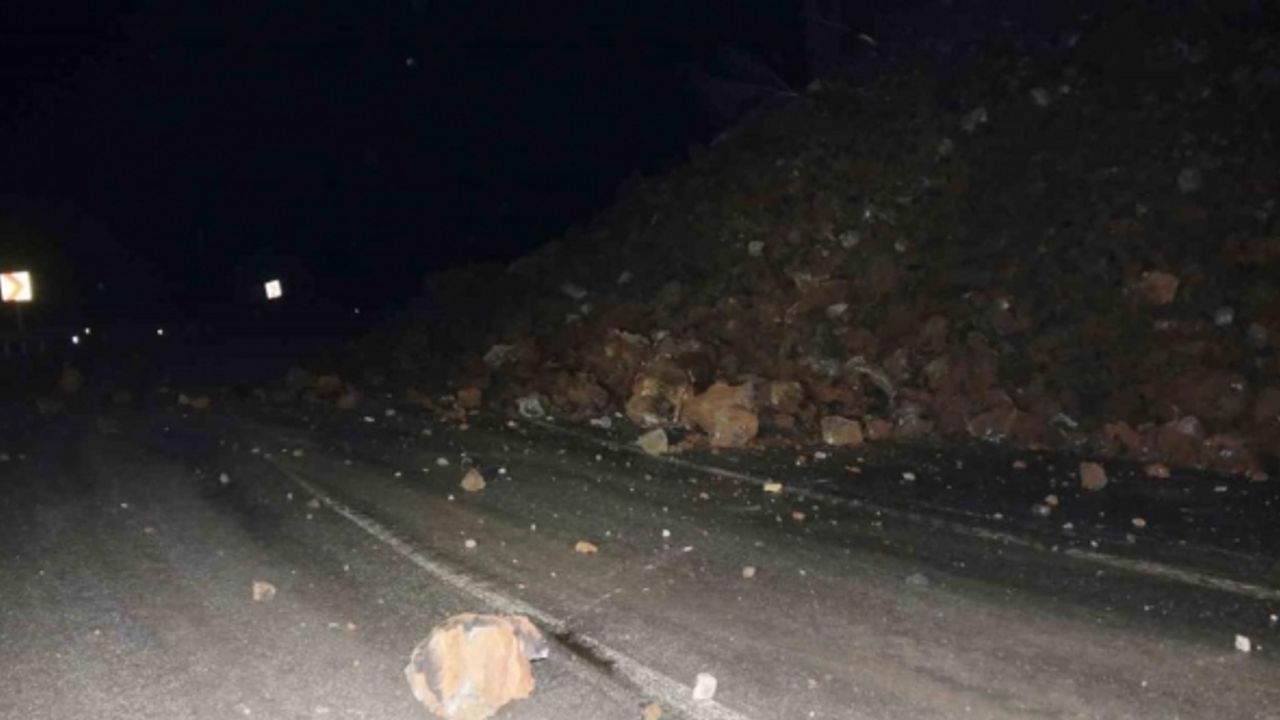 Bitlis’te yola düşen kayalar trafik akışını durdurdu